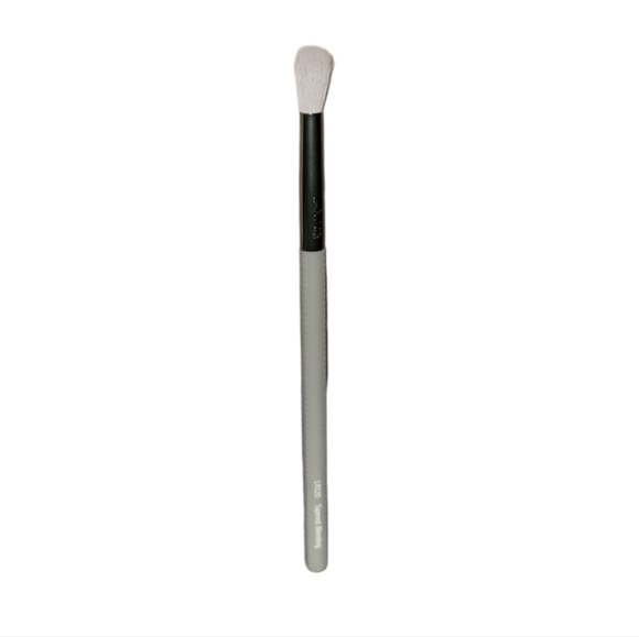 3/$20! Laruce Tapered Blending Brush - Picture 2 of 6